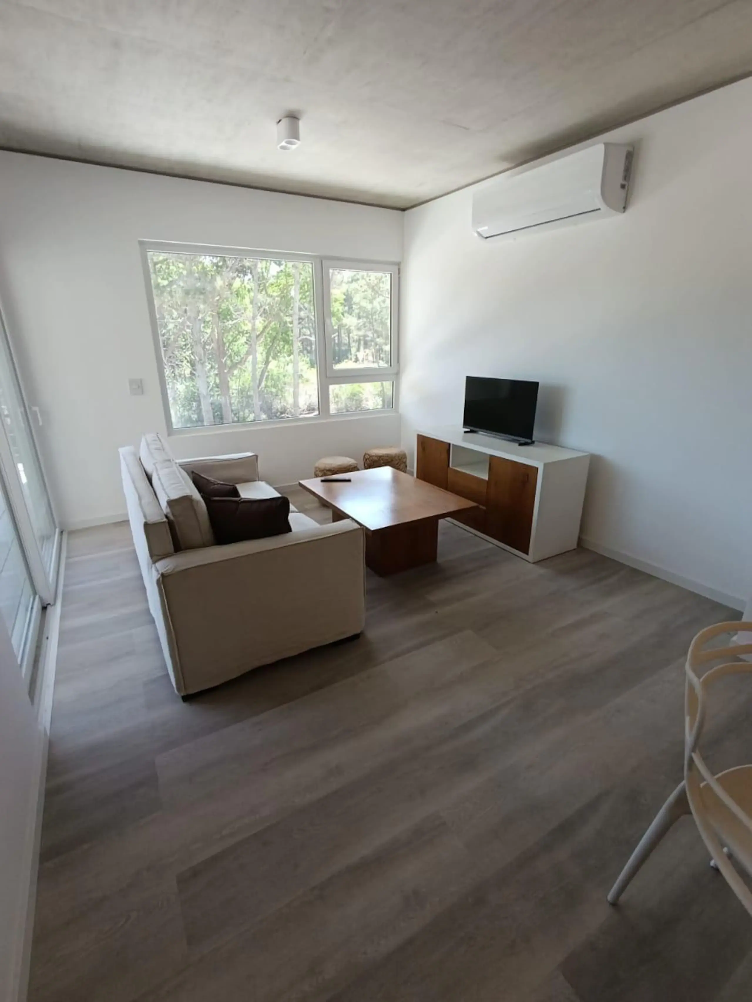 Living del departamento, otra vista