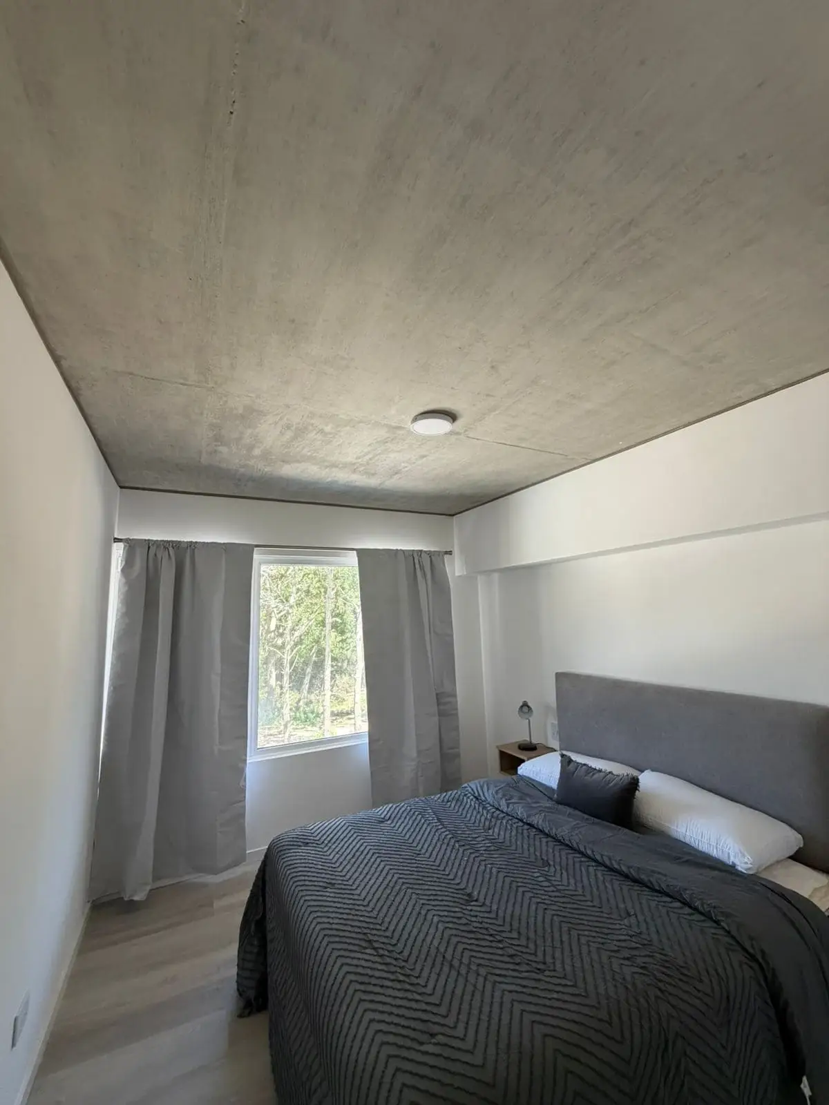 Dormitorio con vista al bosque