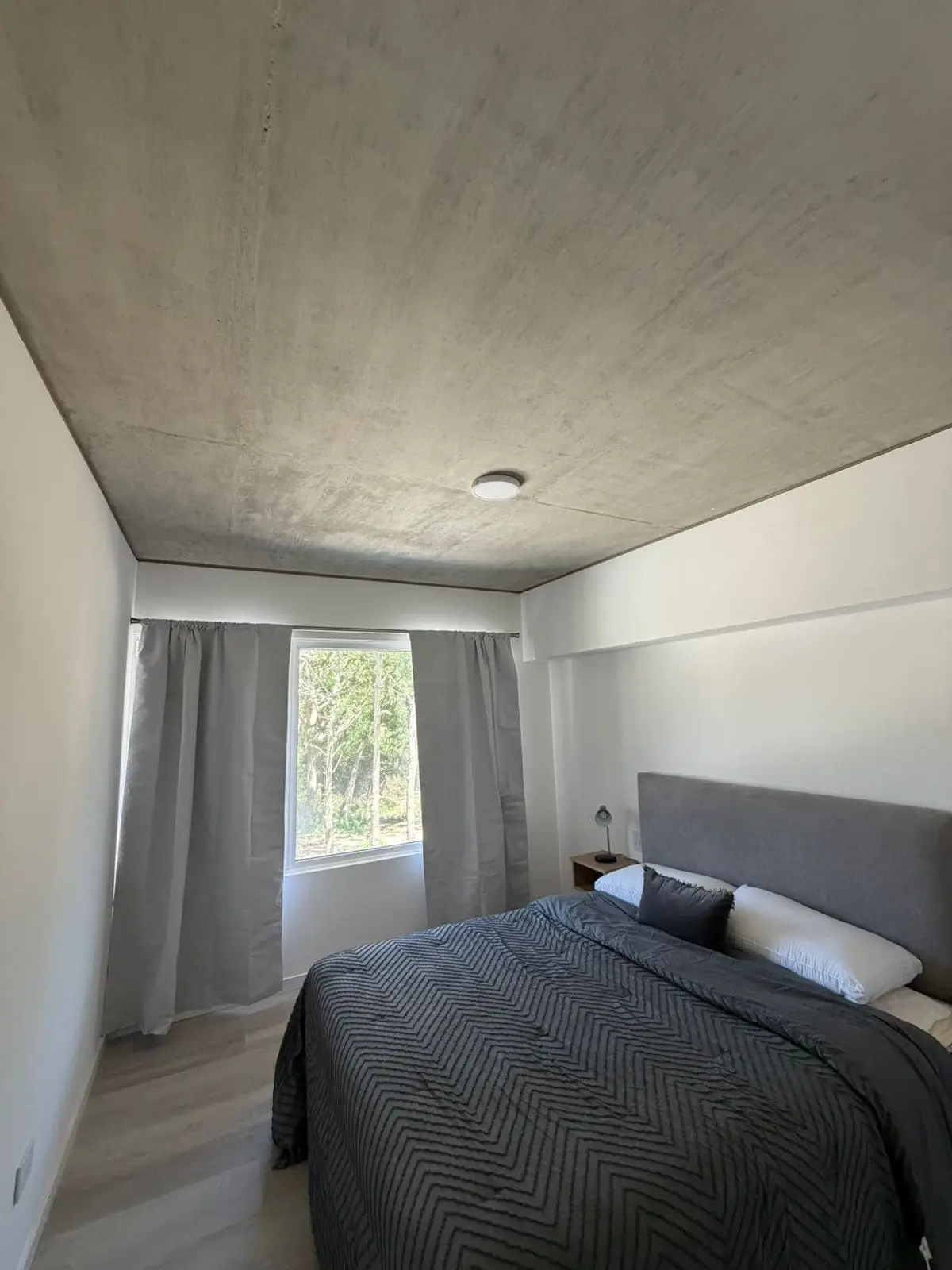 Dormitorio con vista al bosque