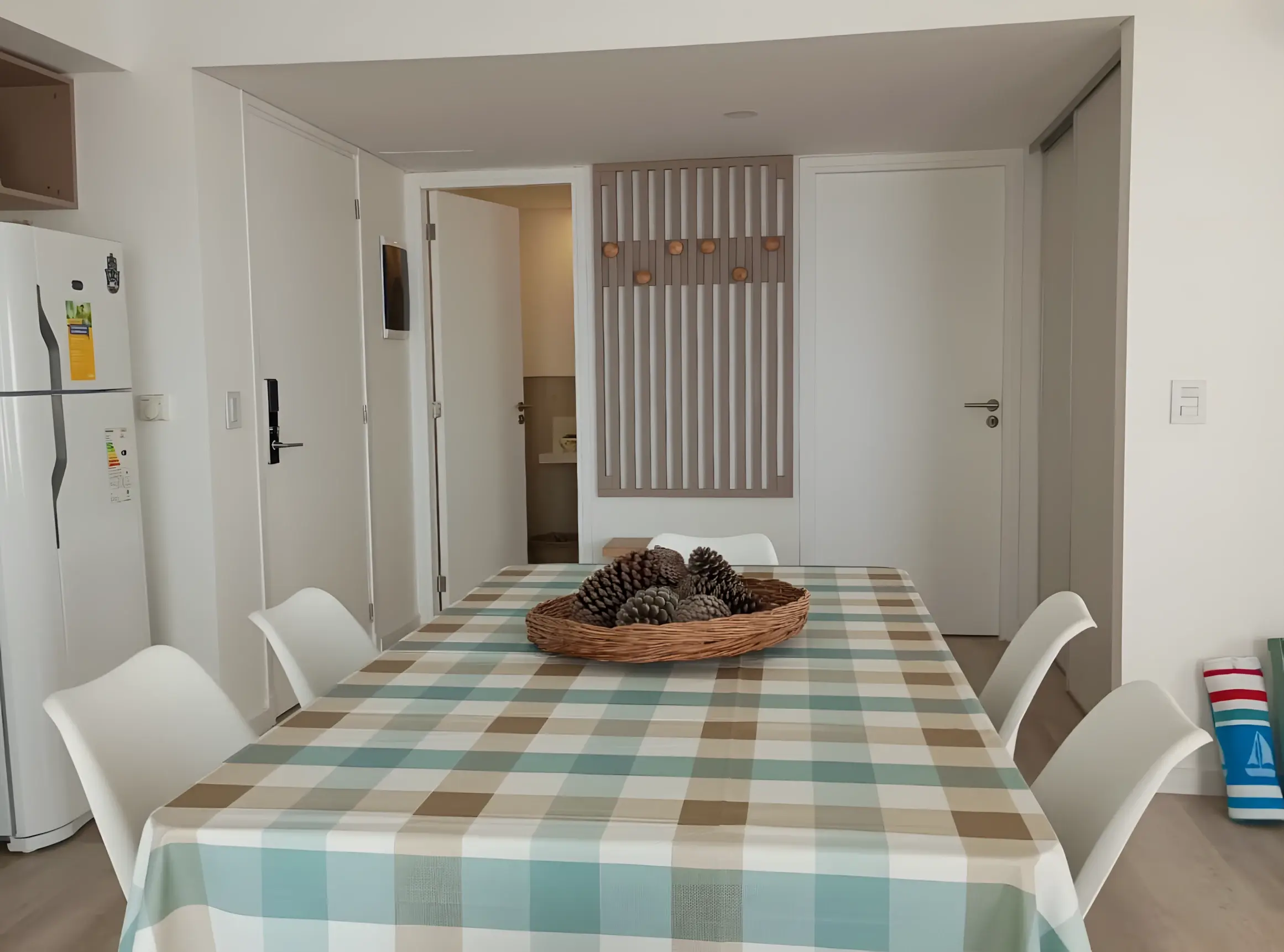 Comedor con mesa para seis junto a la cocina