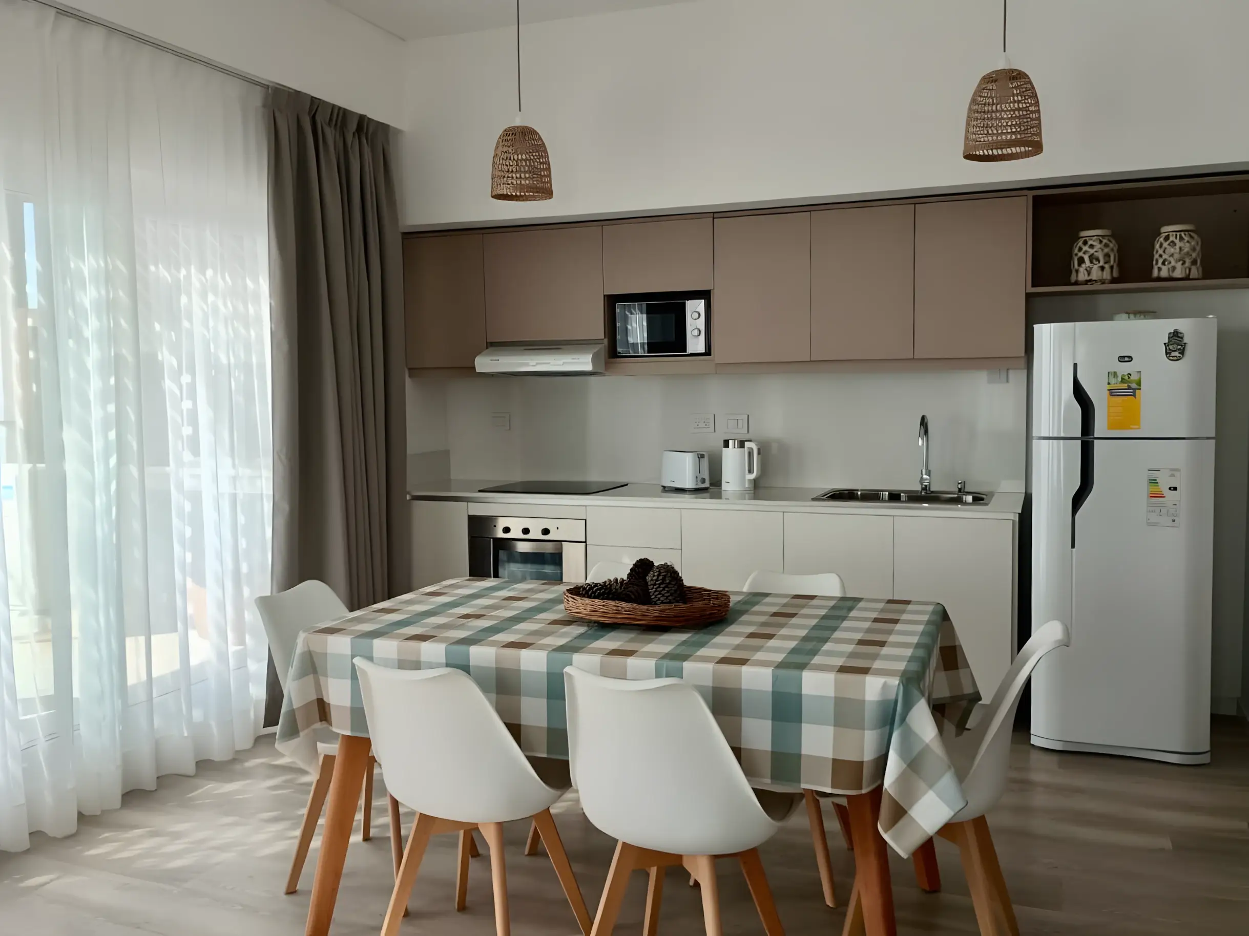 Cocina con heladera y mesa del comedor en primer plano