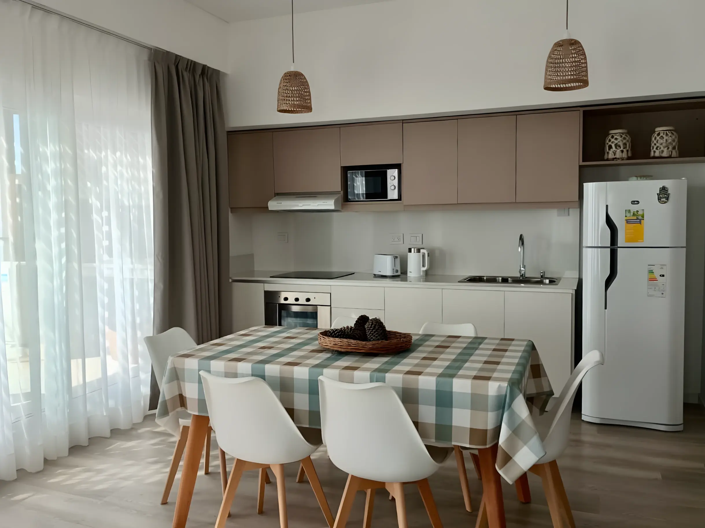 Cocina con heladera y mesa del comedor en primer plano