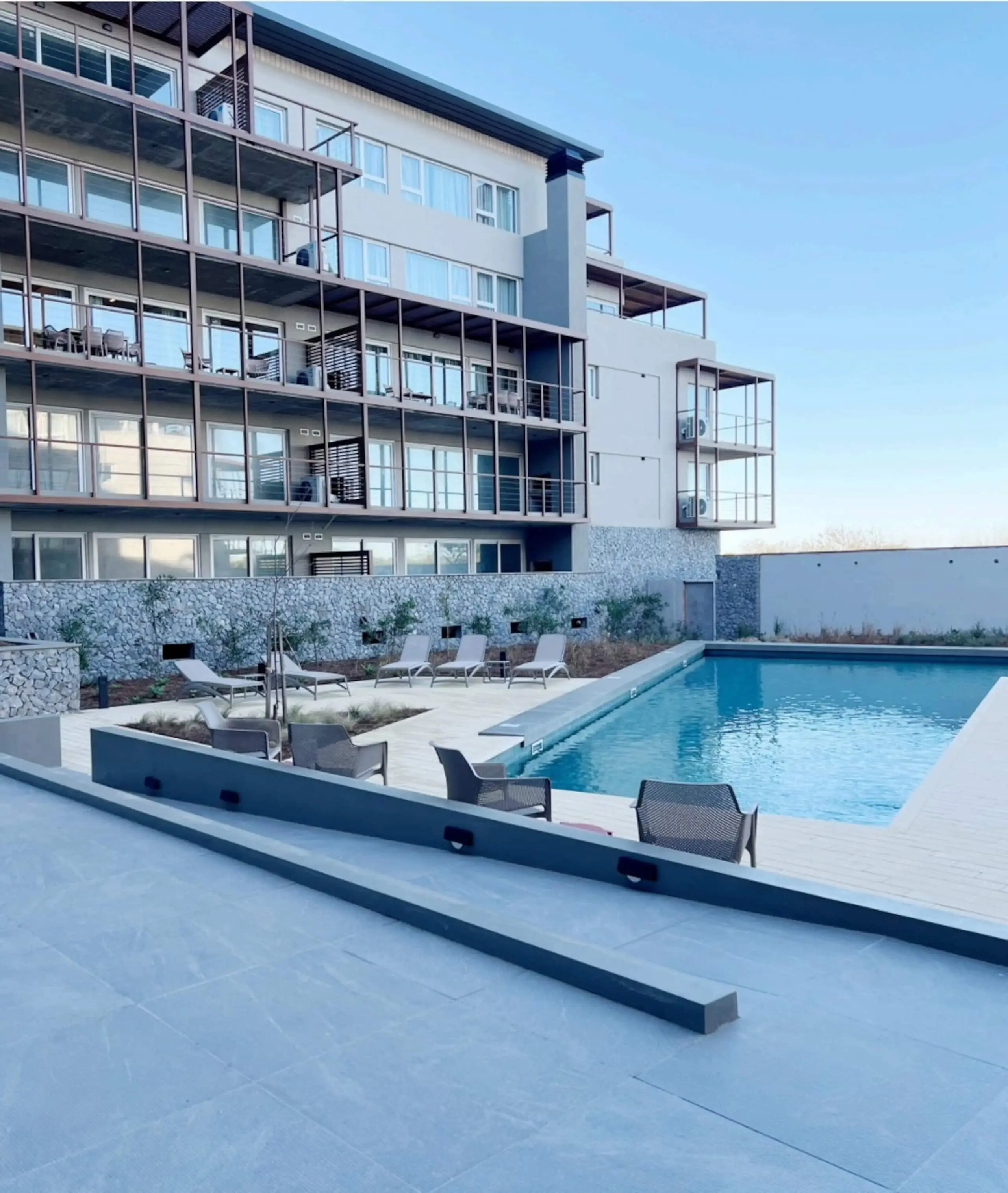 Piscina exterior del complejo