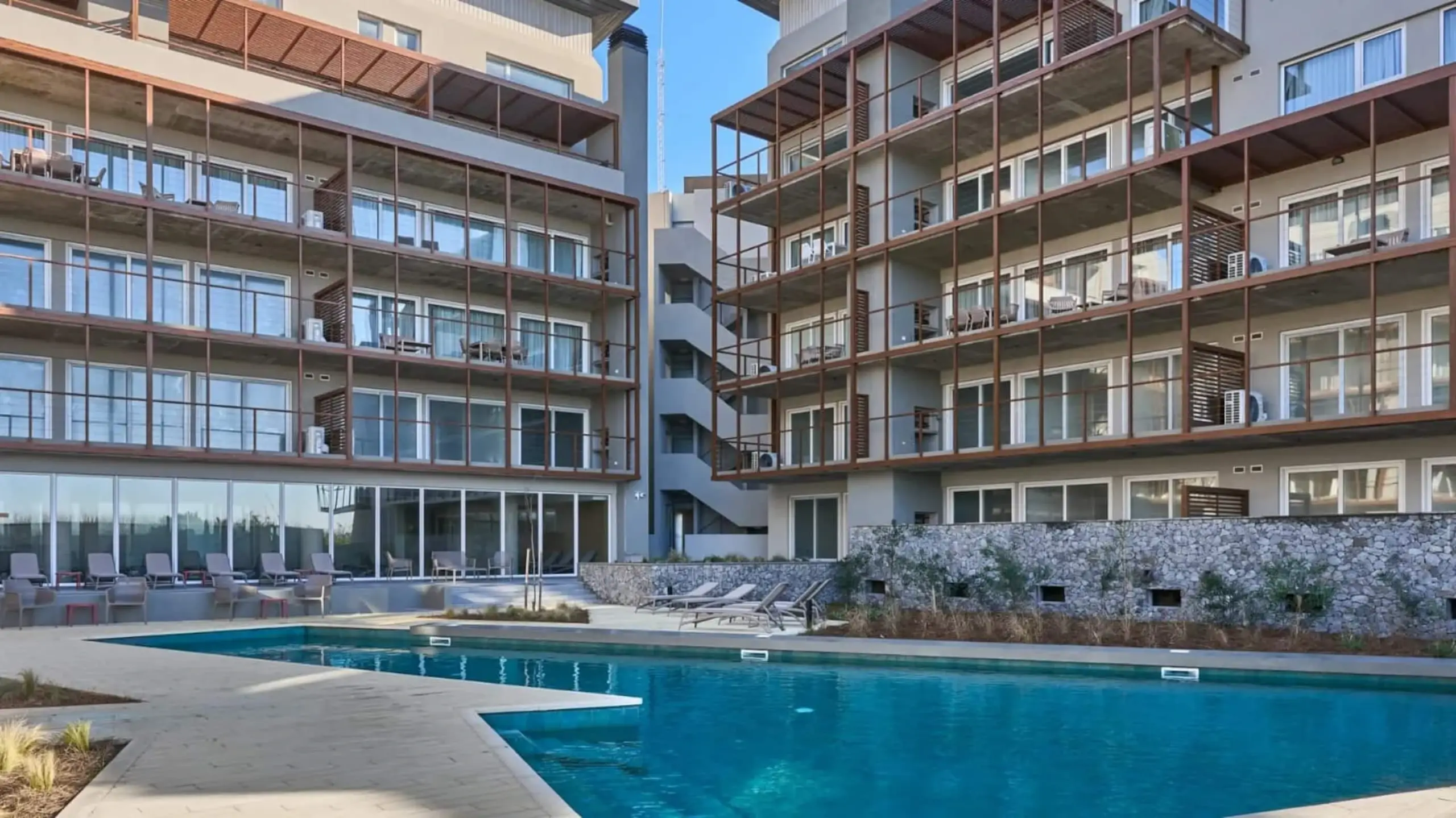 Piscina exterior del complejo