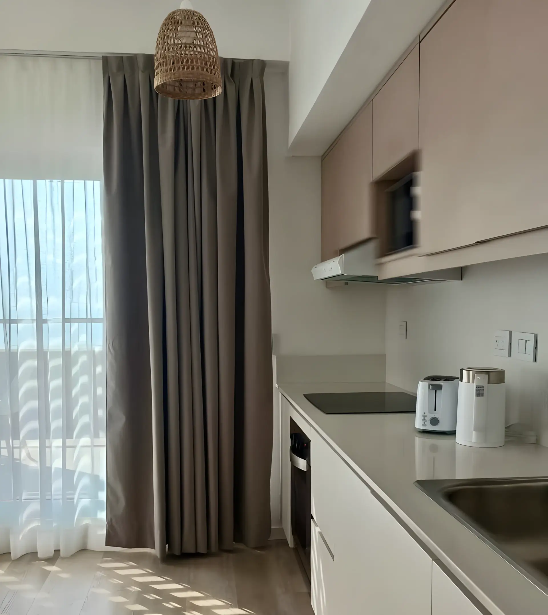 Cocina con mesada, anafe y microondas