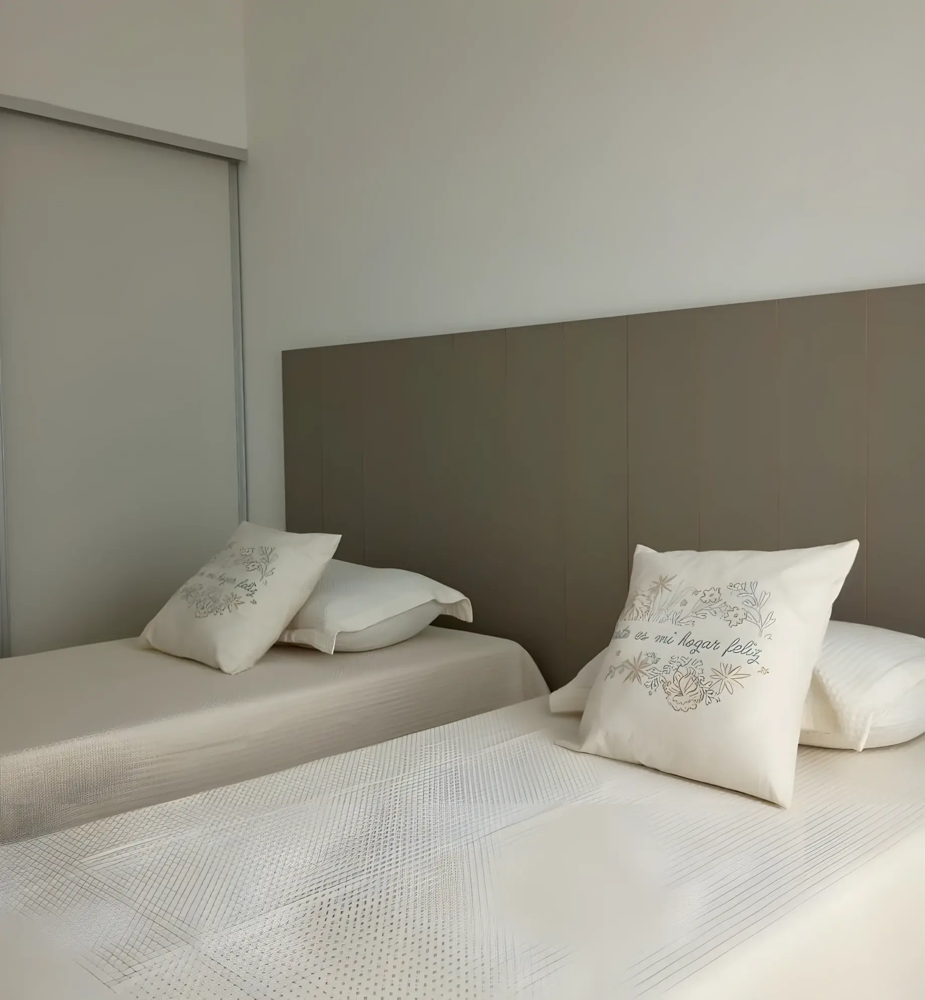 Dormitorio principal con cama matrimonial y respaldo tapizado