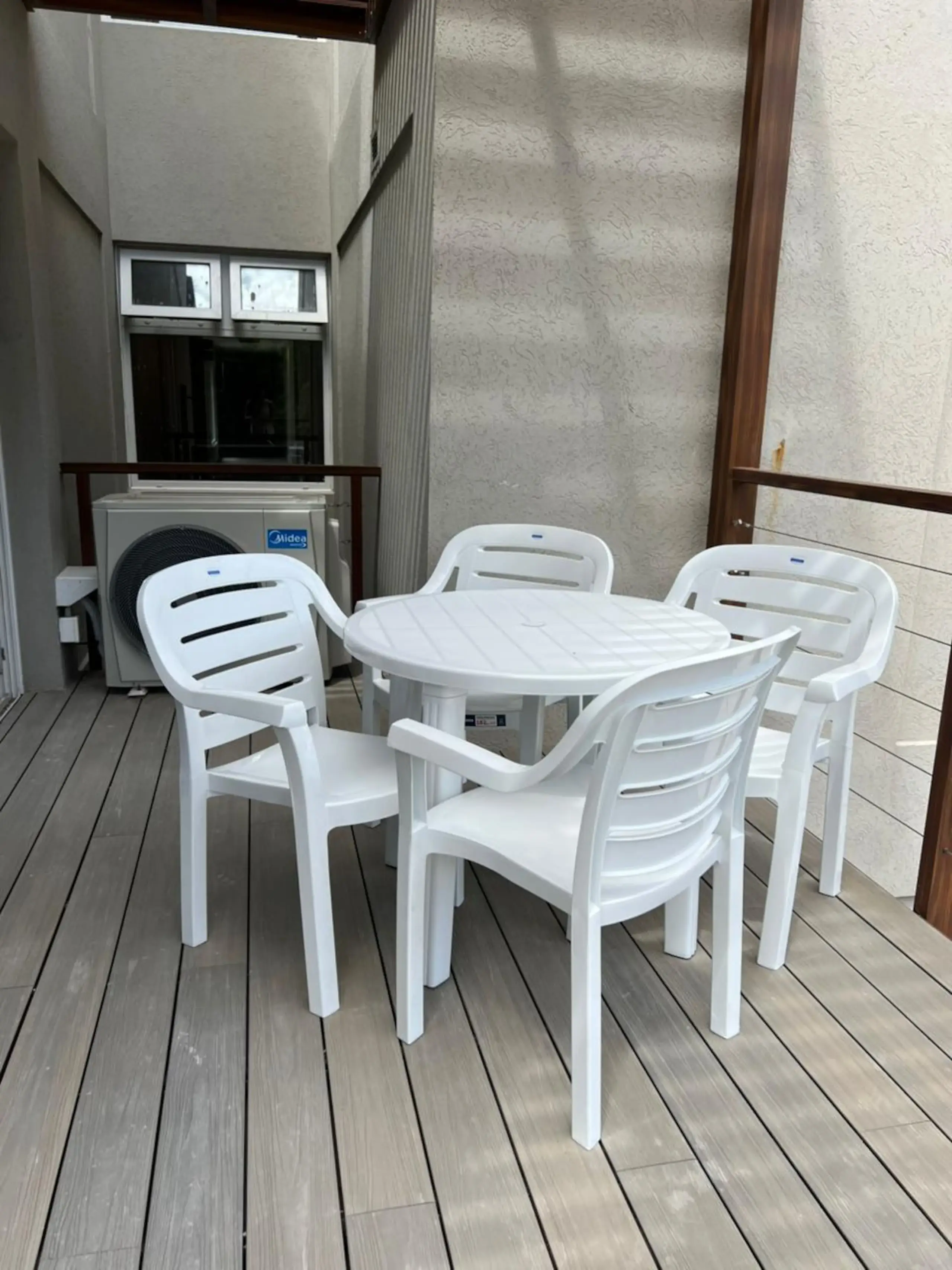 Balcón con mesa y sillas