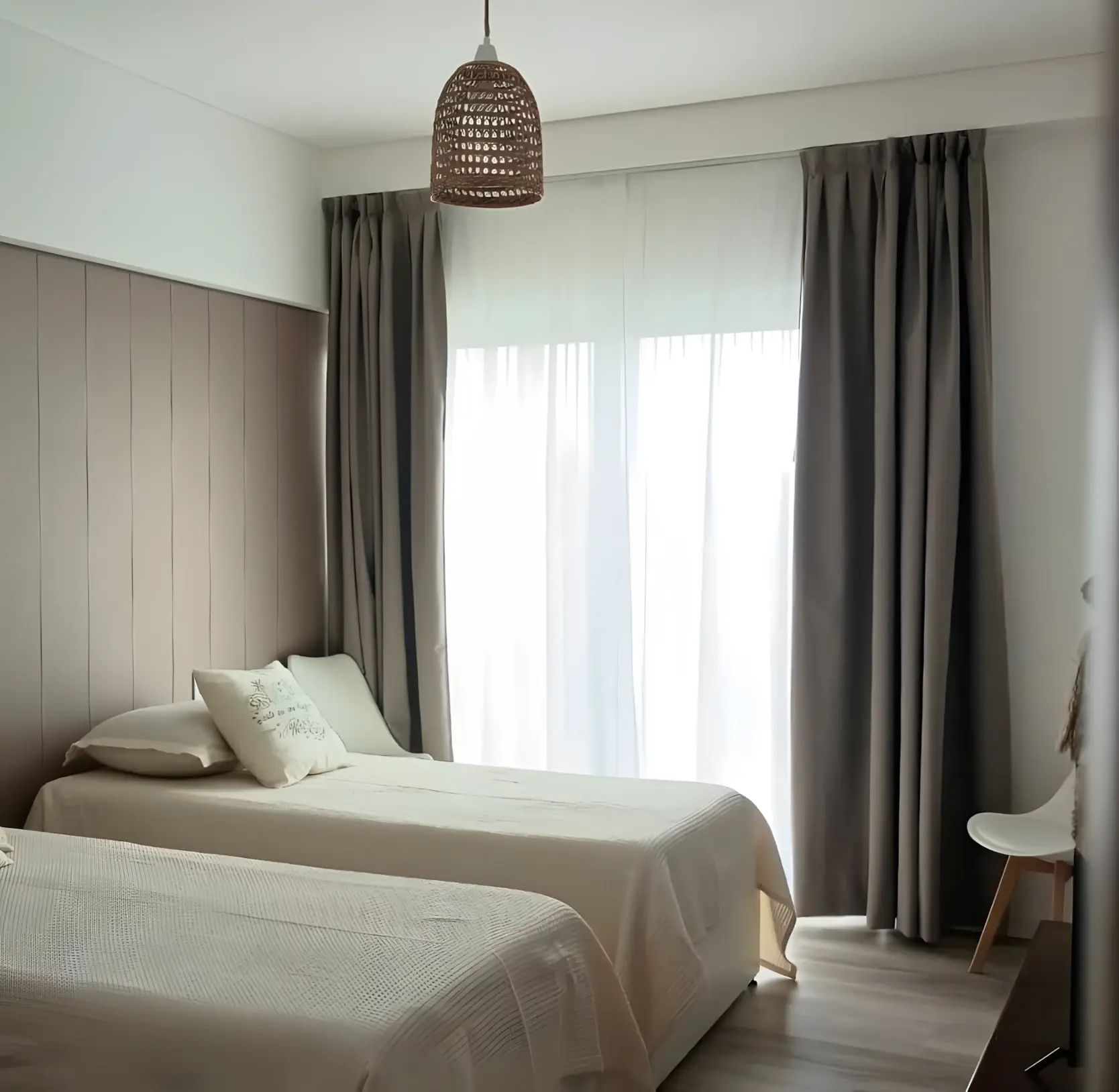 Dormitorio con cama matrimonial y ventanal al balcón