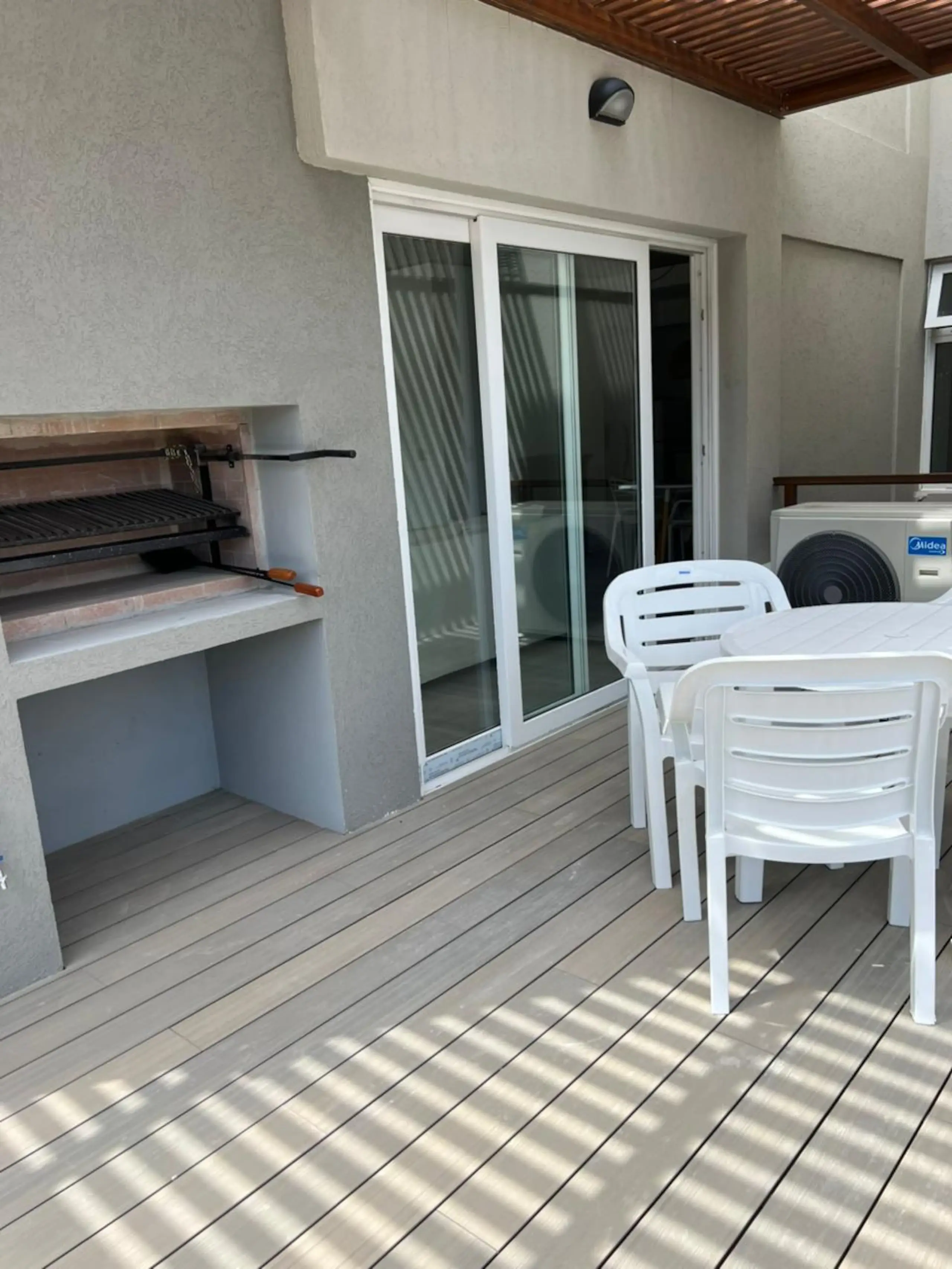Balcón con parrilla y mesa