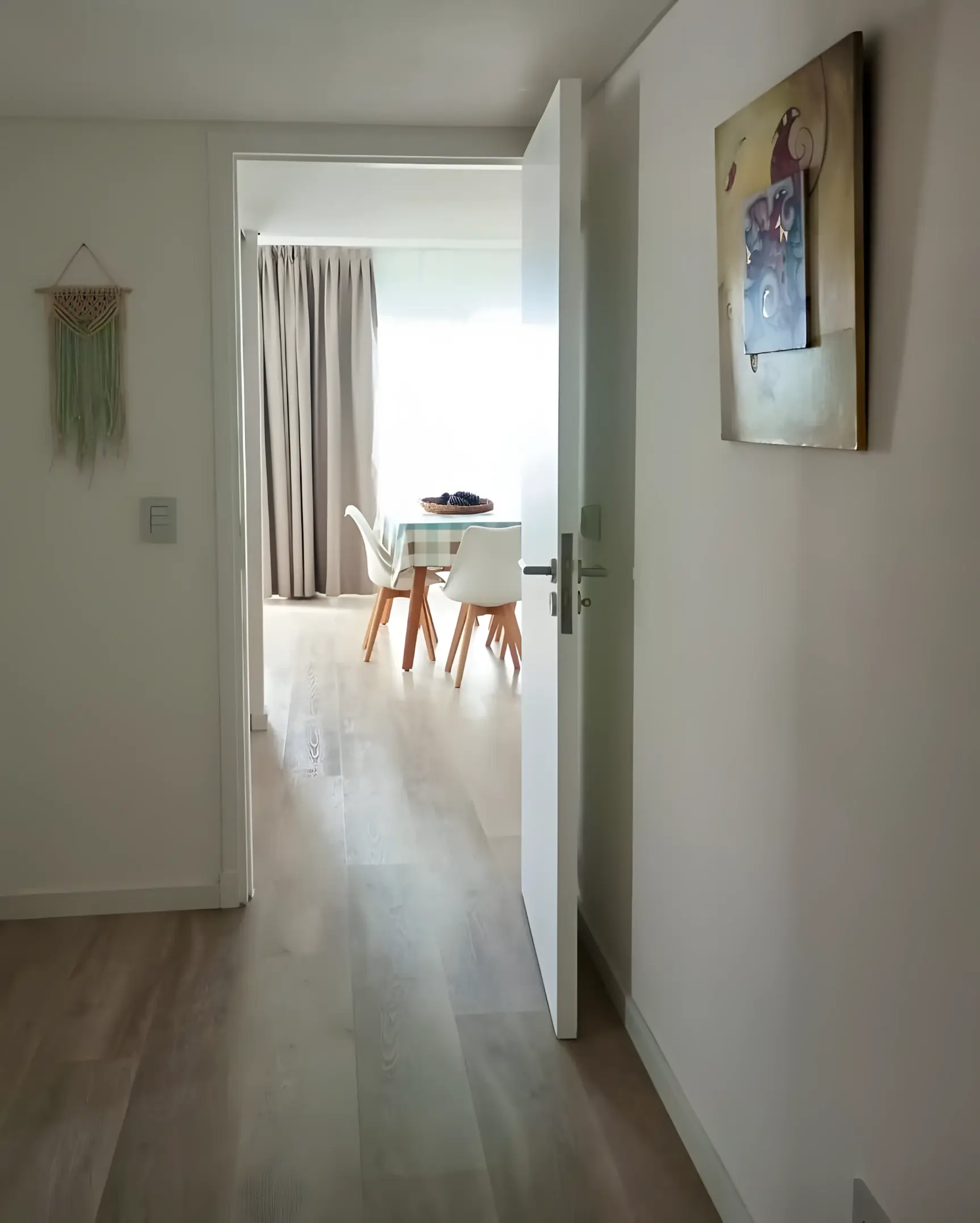 Pasillo interior con cuadro, hacia el comedor