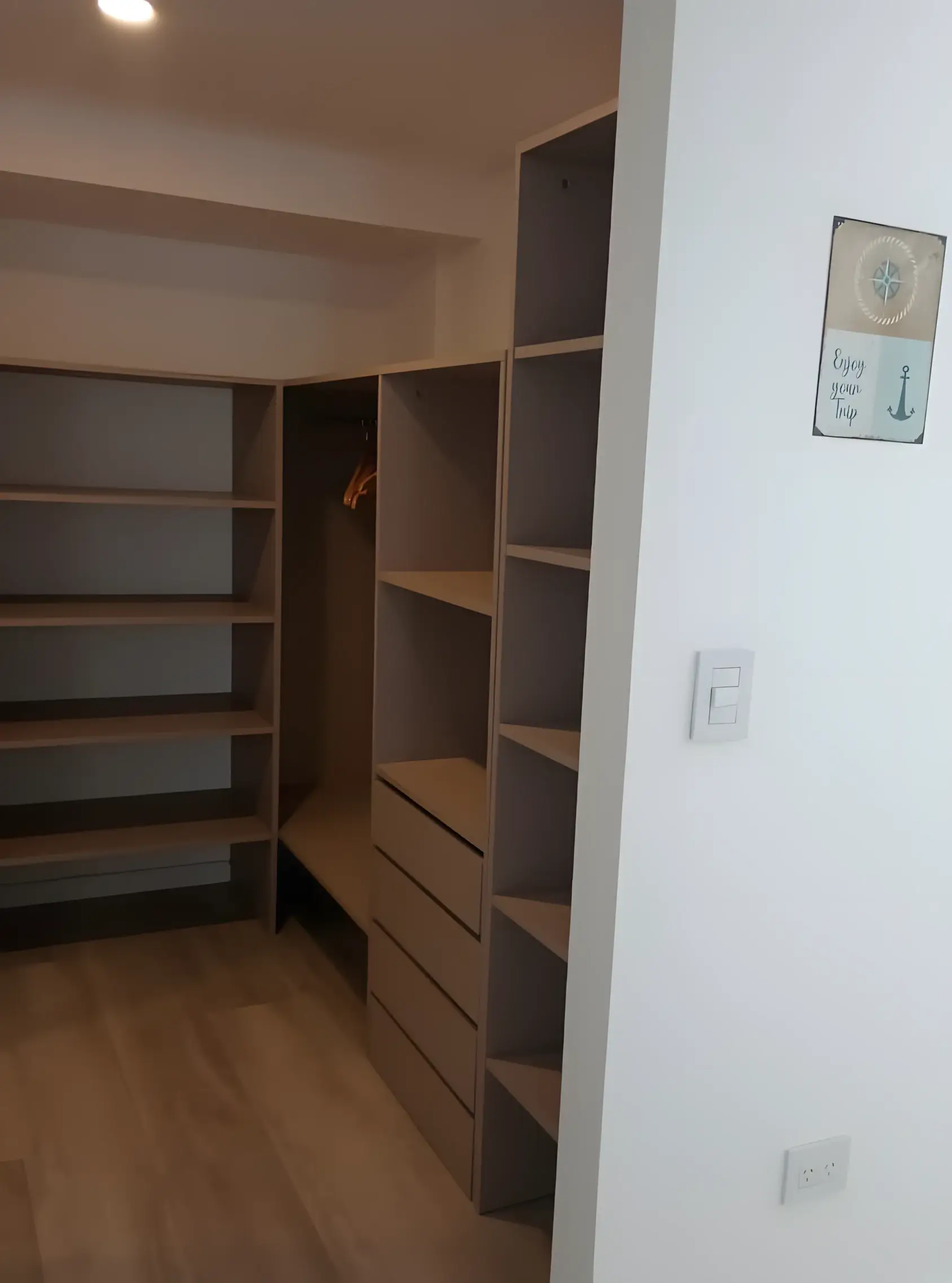 Vestidor con estantes y cajoneras