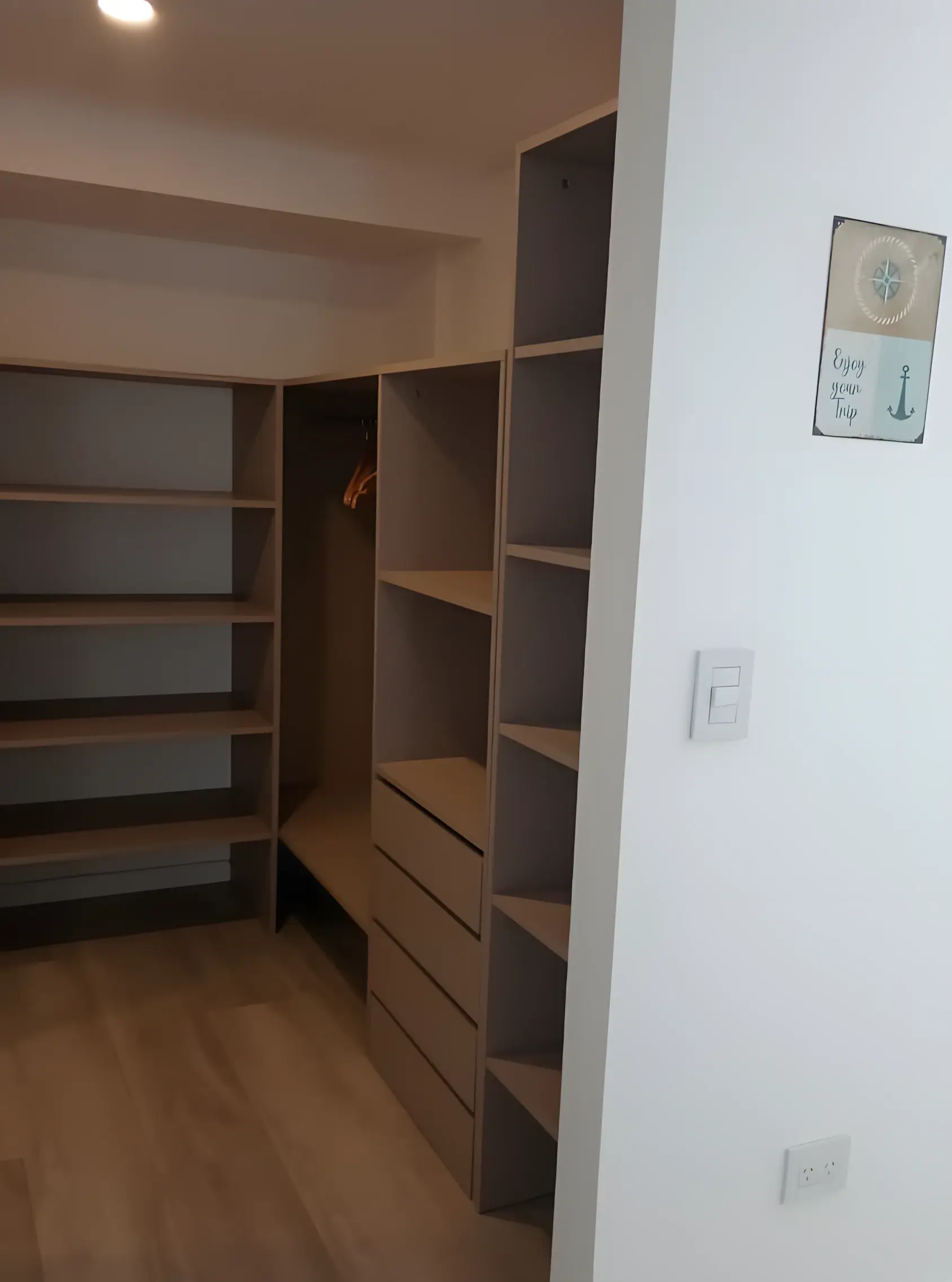 Vestidor con estantes y cajoneras