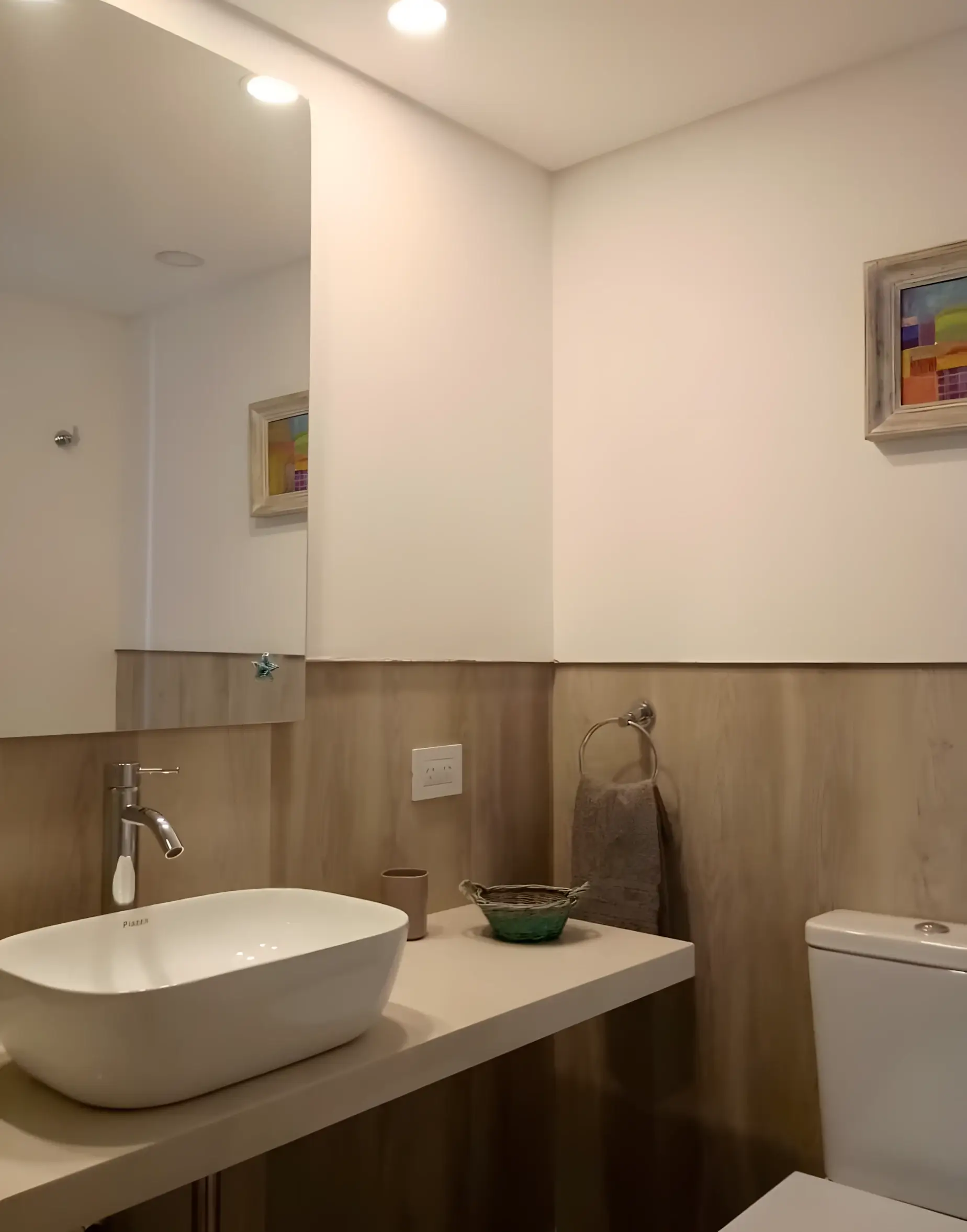 Baño con bacha de apoyo y espejo de pared