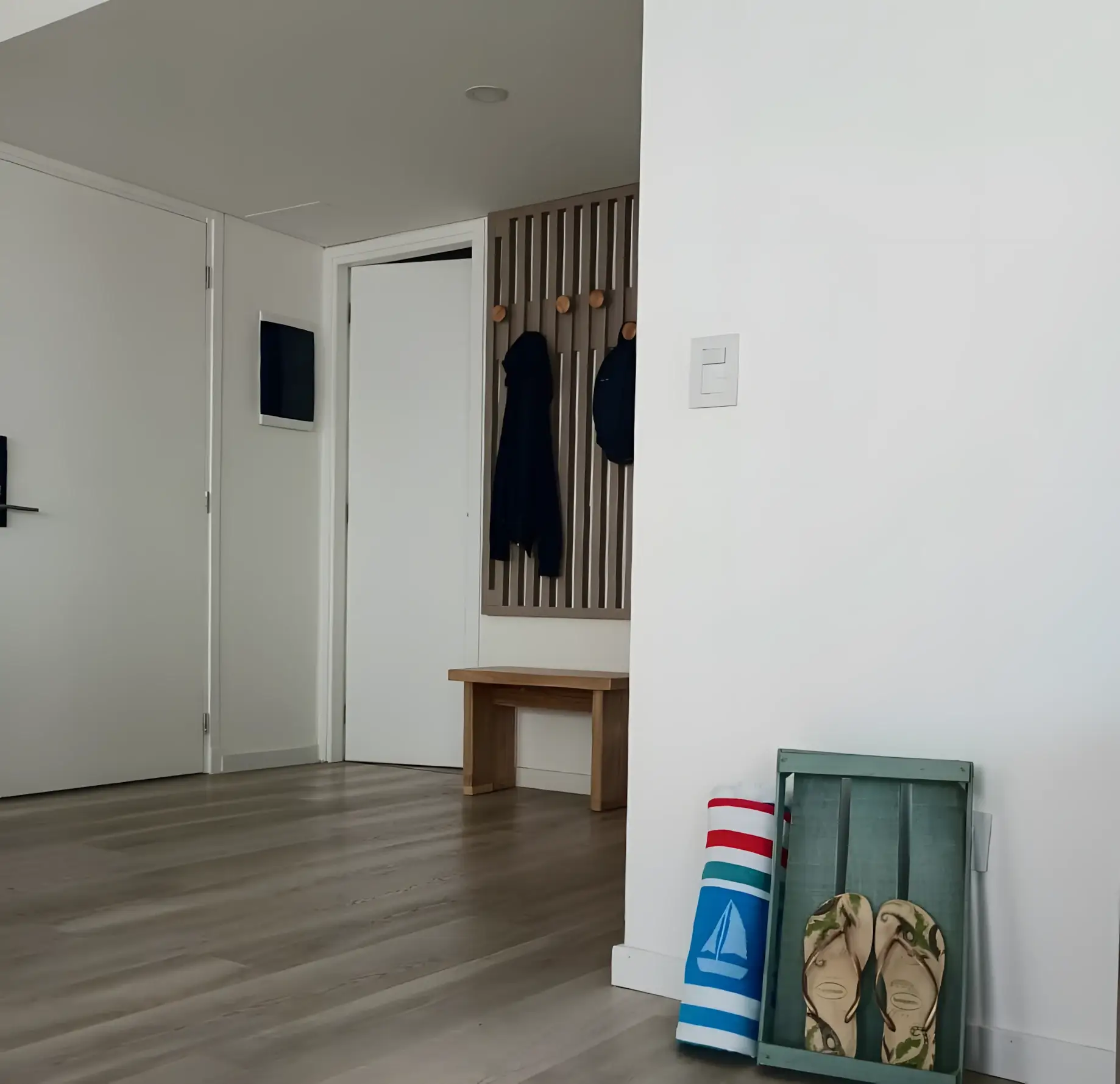 Entrada del departamento con perchero de pared